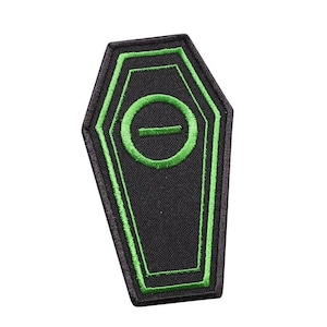 Peut inclure: Patch brodé noir et vert en forme de cercueil avec un cercle vert et une ligne horizontale à l'intérieur.
