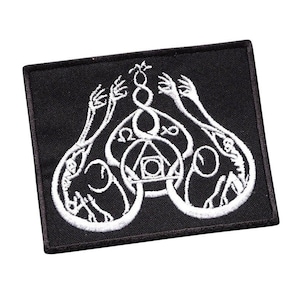 Peut inclure: Patch brodé blanc sur fond noir représentant un motif stylisé de trois figures entrelacées avec un symbole au centre.