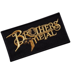 Op de afbeelding: Zwarte geborduurde patch met gouden letters die "Brothers Metal" lezen.