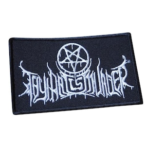 Pode incluir: Etiqueta bordada preta com letras brancas que dizem "PSYCHOSUNDER" e um pentagrama branco.