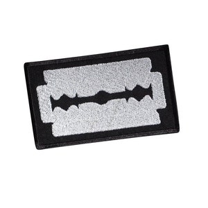 Puede incluir: Parche bordado negro con un diseño de cuchilla de afeitar blanca.