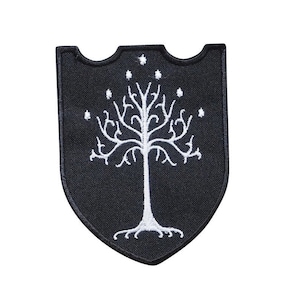 Peut inclure: Patch brodé noir avec un motif d'arbre blanc. L'arbre a un tronc blanc et des branches avec des feuilles blanches. Il y a de petits points blancs autour de l'arbre.