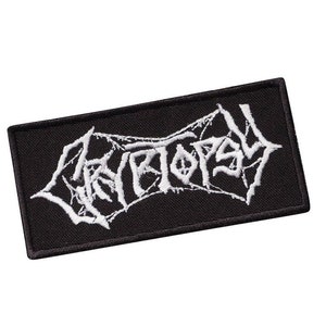 Könnte beinhalten: Schwarzer gestickter Patch mit dem weißen Text "CRYPTORPSY" in einer stilisierten Schrift.