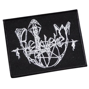 Puede incluir: Parche blanco bordado sobre fondo negro. El parche presenta un diseño estilizado con la palabra "Relapse" escrita en una fuente gótica.