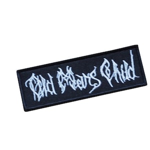 Può includere: Toppa ricamata nera con il testo "Cold Cave" in bianco.