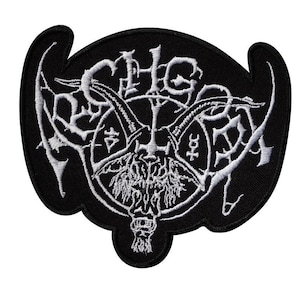 Può includere: Toppa ricamata in bianco e nero con un teschio e corna al centro. Il teschio è circondato da un cerchio di testo che recita "SIGHS OF PAIN".