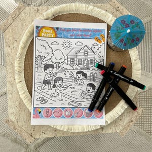 Può includere: Una pagina di un libro da colorare intitolata "Pool Party" con una scena estiva di bambini che giocano in piscina. Include un ombrellino da cocktail blu e diversi pennarelli neri con punte colorate. La pagina è su un sottobicchiere rotondo e tessuto.