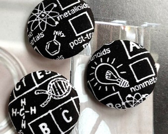 Grand bouton noir fait main, cadeau geek pour professeur de sciences, recouvert de tissu, aimant pour réfrigérateur, tableau périodique des sciences, 1,5" 3"