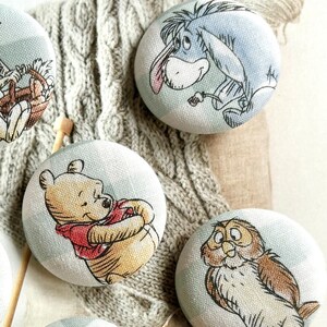 Handgemaakte grote Winnie Pooh Bear Friend Ours Animal Children Fabric Covered Buttons Boutons, Winnie Pooh Bear Animal Fridge Magnets, 1,5 6's afbeelding 2