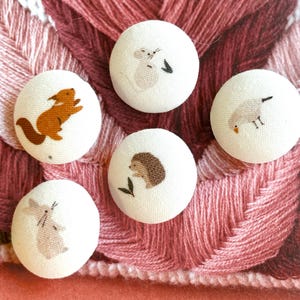 オフホワイト ウサギ リス ハリネズミ ネズミ 鳥 森の動物 コート シャツ ドレス ジャケット 生地 ボタン フラットバック 0.8インチボタン 5個