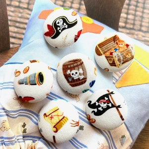 6 Piraten-Totenkopf Schatzkarte Piraten-Totenkopf-Schatzkarte Piraten-Totenkopf-Seekindermantel-Jacken-Beutel-dekorative Stoffknöpfe, Piraten-Kühlschrank-Magnete, 3,2-Zoll-Knöpfe