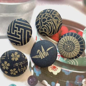 5 granatowych, ciemnoniebieskich japońskich guzików origami z motywem żurawia Sakura, kwiatów Kanagawa, fal, płaszcza i kurtki, japońskie magnesy, guziki 1,1 cala
