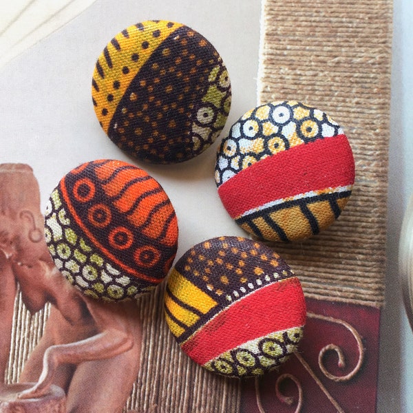 Grands boutons recouverts de tissu à imprimé tribal africain ethnique marron rouge blanc fait main, aimants pour réfrigérateur africains tribaux, dos plat, 1,25 po., 4's