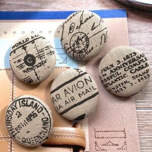 5 grandes sellos postales beige estilo retro vintage para correo aéreo, botones decorativos de tela para abrigos, chaquetas y bolsos, imán postal vintage, botones de 3,8 cm.