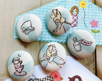 Handgemaakte grote Alice In Wonderland Alice Merveilles stof bedekte knoppen Boutons, Alice In Wonderland koelkastmagneten, 1,2" 5's