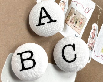 Boutons en tissu fait main blanc cassé noir lettre monogramme lettre de l'alphabet, aimants pour réfrigérateur cadeau, lettre monogramme de l'alphabet, 2,1 cm