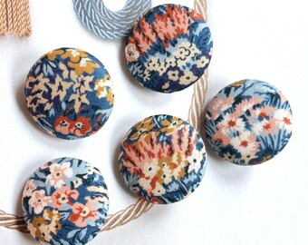 Boutons faits main en tissu floral Liberty of London bleu marron pêche bleu pêche, aimants Liberty floraux, choisir la taille 5