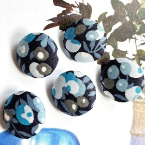 5 bottoni decorativi in tessuto Liberty Of London, blu navy scuro, con fiori grigi, per camicia, cappotto, borsa, magnete per frigorifero Liberty Flower, SCEGLI LA TAGLIA