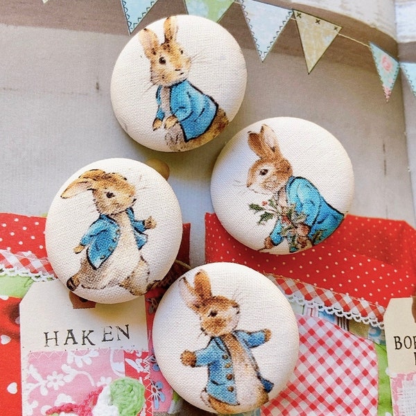 Grands boutons faits main Peter Rabbit Animal Story pour enfants recouverts de tissu, aimants pour réfrigérateur Peter Rabbit, 1,5 pouces 4's