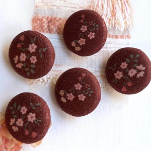 5 Boutons décoratifs en tissu pour manteau, veste et chemise, fleurs roses, bordeaux, dos plats, boutons de 2,5 cm (1 pouce)