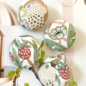 4 grandi bottoni decorativi in tessuto rosso-verde William Morris a forma di fiore di fragola, per cappotto, giacca e borsa, con uccelli e fiori, da 1,25 pollici.
