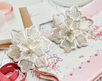 Grandes fleurs florales blanc cassé 3D faites main avec appliques de dentelle imitation perles, boutons en tissu de mariage, aimants pour réfrigérateur de mariage, boutons à dos plat, 2 pièces