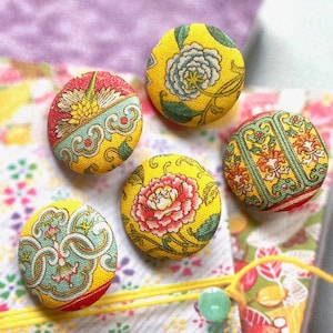 5 grandi bottoni decorativi in tessuto per giacche, cappotti, giacche, abiti, giacche, fiori di loto cinesi orientali gialli, verdi e rossi, con retro piatto, 1,2 pollici