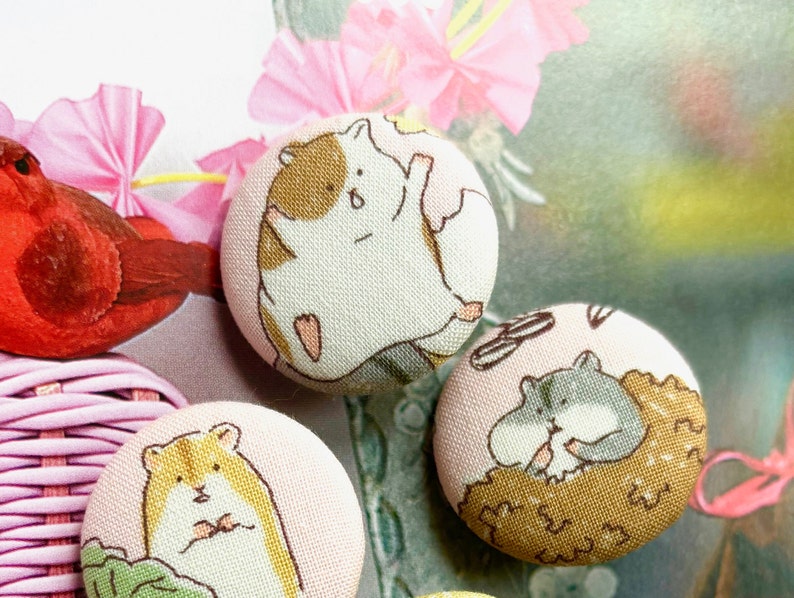 Grand hamster Souris fait main animal robe manteau tissu décoratif recouvert de boutons Bouton, aimants pour réfrigérateur hamster, 1,25 po. image 2