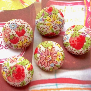5 bottoni decorativi in tessuto da 1 pollice, bianchi, rossi, rosa, a forma di fragola, per abiti, giacche, borse e camicie.