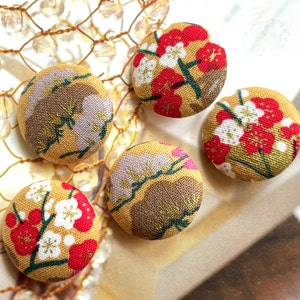 5 個の日本のベージュ赤白桜桜の花バッグシャツコート装飾生地ボタン、日本の花冷蔵庫マグネット、1.1 インチ