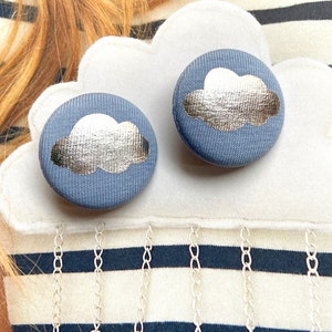 Handgemachte große blau silberne Wolke Wetter Stoff bezogene Knöpfe, Wolke Kühlschrankmagnet, 1,25 "2