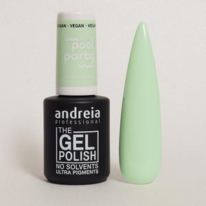 Könnte beinhalten: Eine schwarze Flasche Andreia Professional Gel-Nagellack mit einem hellgrünen Deckel mit der Aufschrift "Pool Party" und einem passenden Nagelmuster. Auf der Flasche steht "The Gel Polish, No Solvents, Ultra Pigments."