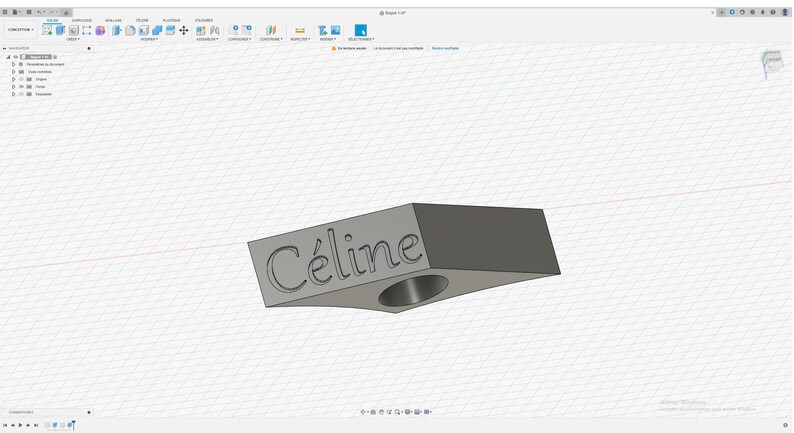Peut inclure: Un pendentif gris imprim&eacute; en 3D avec le mot "C&eacute;line" grav&eacute; sur le devant. Le pendentif a un trou au centre pour une cha&icirc;ne ou un cordon.