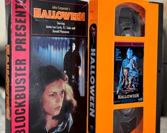 Kaseta VHS z okazji Halloween – film grozy na zamówienie, pomarańczowa obudowa taśmy