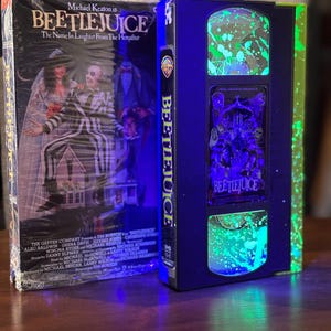 Ruban adhésif VHS personnalisé Beetlejuice phosphorescent dans le noir - Ruban adhésif VHS personnalisé en édition limitée