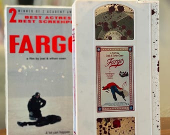 Fargo VHS - Custom Blood Splatter, weiße Muschel - Geschenk zum Film