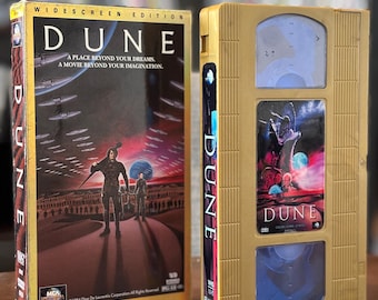 Dune VHS Tape - Custom Gold Shell, holografische Etiketten