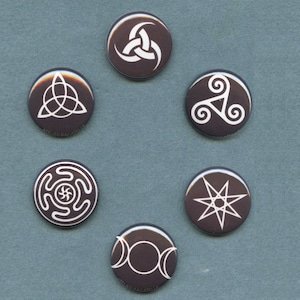 Pode incluir: Seis botões pretos e brancos com diferentes símbolos celtas. Os símbolos incluem uma espiral tripla, um triskelion, uma roda solar, uma estrela e uma lua crescente.