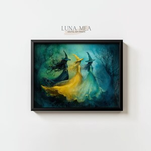 Könnte beinhalten: Gerahmter digitaler Kunstdruck mit drei Hexen in fließenden Kleidern und spitzen Hüten, vor einer mystischen Waldkulisse. Die Hexen sind in Schwarz, Gelb und Türkis gehalten. Der Text "LUNA MEA DIGITAL ART PRINTS" befindet sich oben links.