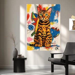 Puede incluir: Una pintura colorida de un gato sentado, con rayas naranjas y negras y ojos verdes. El fondo presenta salpicaduras abstractas de pintura azul, amarilla, roja y rosa. Una imagen m&aacute;s peque&ntilde;a del gato est&aacute; pegada a la pared.
