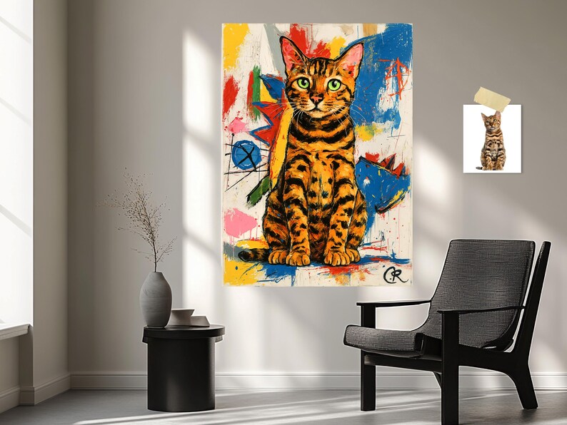 Puede incluir: Una pintura colorida de un gato sentado, con rayas naranjas y negras y ojos verdes. El fondo presenta salpicaduras abstractas de pintura azul, amarilla, roja y rosa. Una imagen m&aacute;s peque&ntilde;a del gato est&aacute; pegada a la pared.