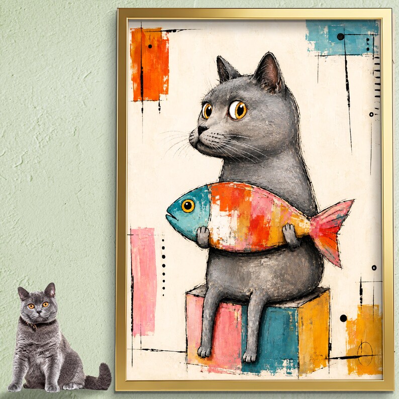K&ouml;nnte beinhalten: Ein gerahmter Kunstdruck, der eine graue Katze zeigt, die auf einem bunten Block sitzt und einen gro&szlig;en Fisch mit orangefarbenen, gelben und blauen Streifen h&auml;lt. Der Hintergrund enth&auml;lt abstrakte geometrische Formen in Orange, Pink, Blau und Gelb.