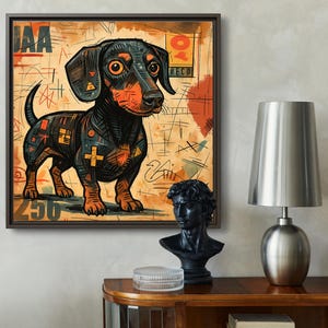 Puede incluir: Impresi&oacute;n art&iacute;stica enmarcada de un perro salchicha estilizado. El perro es negro y naranja con patrones geom&eacute;tricos. El fondo es beige con marcas abstractas y texto. La obra de arte tiene un estilo moderno.