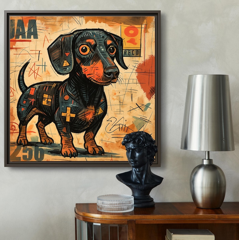 Puede incluir: Impresi&oacute;n art&iacute;stica enmarcada de un perro salchicha estilizado. El perro es negro y naranja con patrones geom&eacute;tricos. El fondo es beige con marcas abstractas y texto. La obra de arte tiene un estilo moderno.