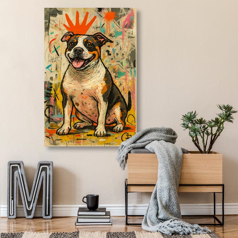 Puede incluir: Una pintura colorida de un perro con una corona. El perro es blanco, marr&oacute;n y negro, con una expresi&oacute;n feliz. El fondo tiene salpicaduras de pintura estilo graffiti en naranja, amarillo y azul.