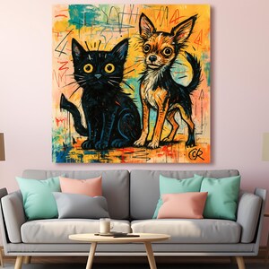 Puede incluir: Una colorida impresi&oacute;n en lienzo que presenta un gato negro y un perro peque&ntilde;o. El gato tiene ojos amarillos y el perro tiene pelaje marr&oacute;n y negro. El fondo es una mezcla de pinceladas amarillas, azules y rojas. La obra de arte se exhibe sobre un sof&aacute; gris.