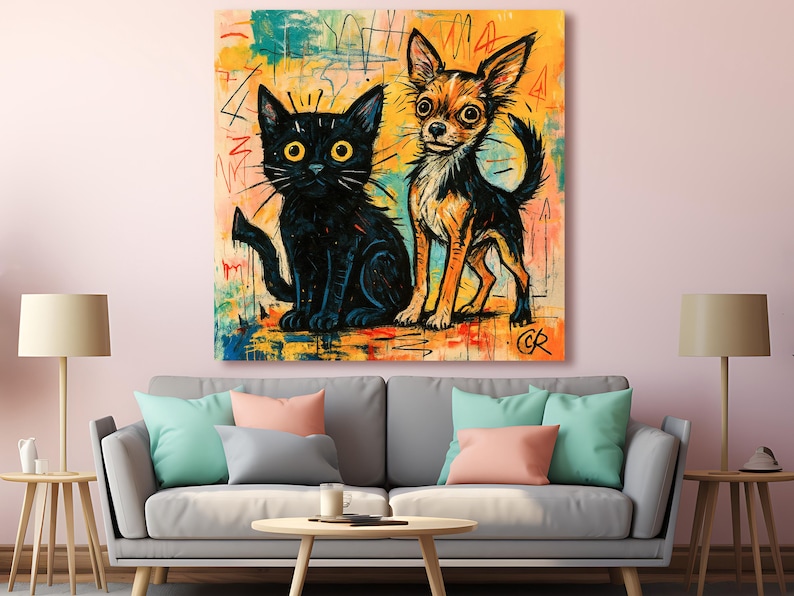 Puede incluir: Una colorida impresi&oacute;n en lienzo que presenta un gato negro y un perro peque&ntilde;o. El gato tiene ojos amarillos y el perro tiene pelaje marr&oacute;n y negro. El fondo es una mezcla de pinceladas amarillas, azules y rojas. La obra de arte se exhibe sobre un sof&aacute; gris.