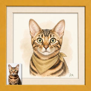 Könnte beinhalten: Aquarellporträt einer getigerten Katze mit einem beigen Halstuch, in einem weißen Rahmen mit goldenem Rand. Die Katze hat grüne Augen und braune und schwarze Streifen. Ein kleineres Bild der Katze befindet sich in der unteren linken Ecke.
