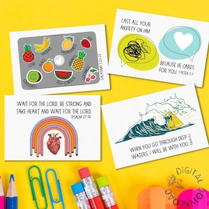 Könnte beinhalten: Vier druckbare Karten mit bunten Illustrationen und Bibelversen. Die erste Karte zeigt einen Regenbogen mit einem Herzen in der Mitte und dem Text "Harre auf den Herrn, sei stark und lass dich nicht entmutigen, harre auf den Herrn. Psalm 27:14". Die zweite Karte zeigt einen Obstsalat mit dem Text "Liebe, Freude, Friede, Geduld, Freundlichkeit, Güte, Treue, Sanftmut, Selbstbeherrschung. Galater 5:22-23". Die dritte Karte zeigt ein Gekritzel mit einem Herzen und dem Text "Wirf all deine Sorgen auf ihn, denn er sorgt für dich. 1. Petrus 5:7". Die vierte Karte zeigt ein Segelboot auf einer Welle mit dem Text "Wenn du durch tiefe Wasser gehst, bin ich bei dir."