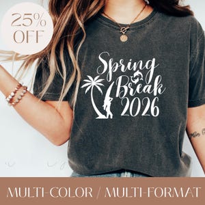 Puede incluir: Camiseta gris oscuro con las palabras "Spring Break 2026" en escritura blanca, junto con una palmera y una silueta de persona. La camiseta también tiene un gráfico "25% OFF" en la esquina superior izquierda.